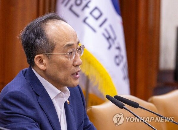 추경호 경제부총리 겸 기획재정부 장관이 17일 오전 서울 종로구 정부서울청사에서 열린 비상 경제 장관회의 겸 수출 투자대책 회의에 참석해 최근 경제 상황에 대해 발언하고 있다. [사진=연합뉴스]