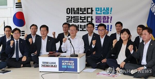 더불어민주당 이재명 대표가 4일 국회 앞 단식 투쟁 천막에서 열린 최고위원회의에서 의원들과 구호를 외치고 있다. [사진=연합뉴스]