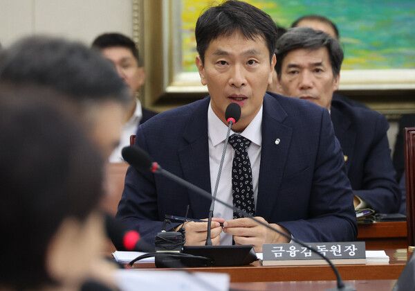 지난 4일 국회 정무위원회에서 이복현 금융감독원장이 답변하고 있다. [사진=연합]
