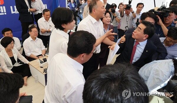 국민의힘 태영호 의원이 7일 더불어민주당 이재명 대표의 국회 앞 천막에서 당직자들 요구로 나오고 있다. 태 의원은 본회의장 야당 의원들의 발언에 항의하기 위해 이재명 대표를 찾았다. [사진=연합뉴스]