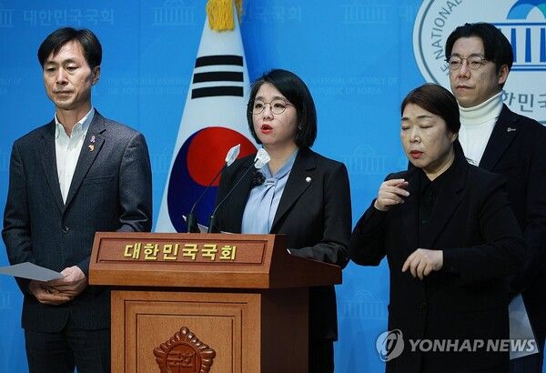 용혜인 기본소득당 대표를 비롯한 군소 정당들이 민주당에 비례연합정당을 제안하면서 민주당 기류에도 변화가 감지되고 있다 [사진=연합뉴스]