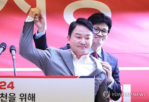 국민의힘 한동훈 비상대책위원장과 원희룡 전 국토교통부 장관이 16일 인천 계양구 카리스 호텔에서 열린 인천시당 신년인사회에 참석해 손을 잡고 있다. [사진=연합뉴스]