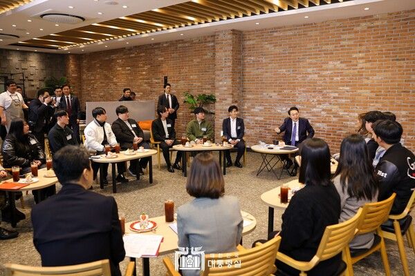 윤석열 대통령이 지난 지난 19일 강원도 강릉시의 청년사업가가 운영하는 한 카페에서 강원 지역 청년들과 이야기를 나누고 있다. [사진=대통령실 제공]