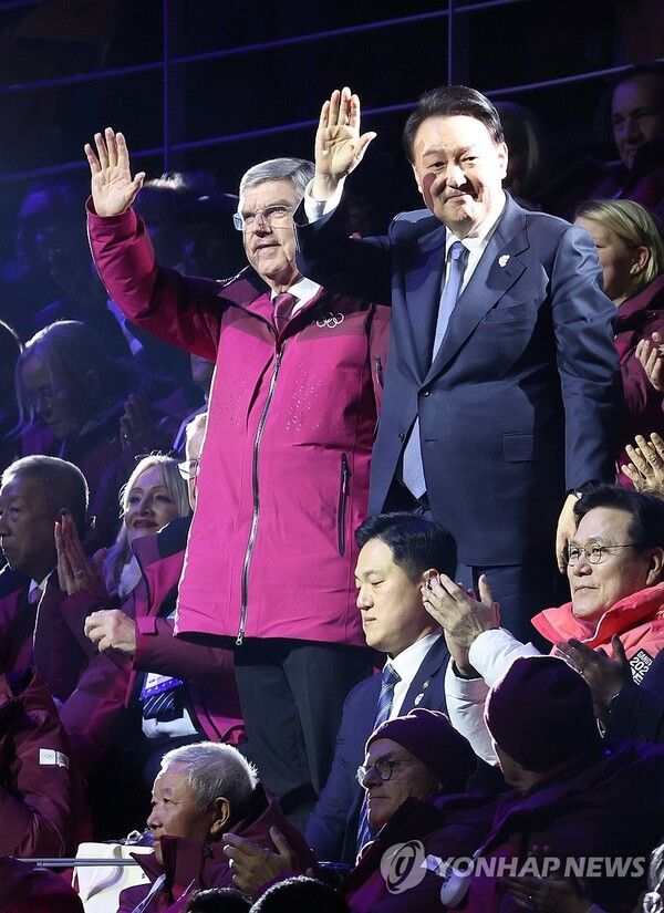 윤석열 대통령과 토마스 바흐 국제올림픽위원회(IOC)위원장이 지난 19일 오후 강원도 강릉시 스피드스케이트 경기장에서 열린 2024 강원 동계청소년올림픽 개회식에서 인사하고 있다. [사진=연합뉴스]