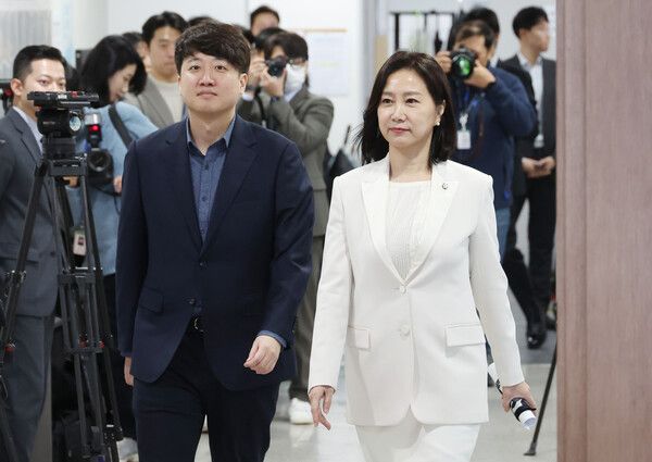 국민의힘&nbsp;허은아&nbsp;의원(오른쪽)이 3일 국회에서 탈당 기자회견을 위해 걸어오고 있다.왼쪽은 개혁신당(가칭)을 준비 중인 이준석 전 국민의힘 대표. [사진=연합뉴스]