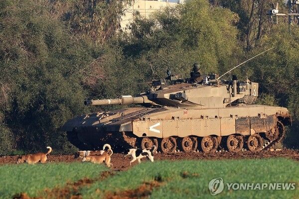 가자지구 인근에 배치된 이스라엘군 탱크 [사진=AFP=연합뉴스]