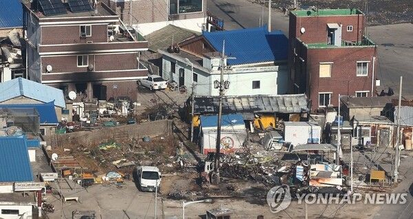 지난 2010년 북한의 포격으로 부서진 연평도 주택들 [사진=연합뉴스]