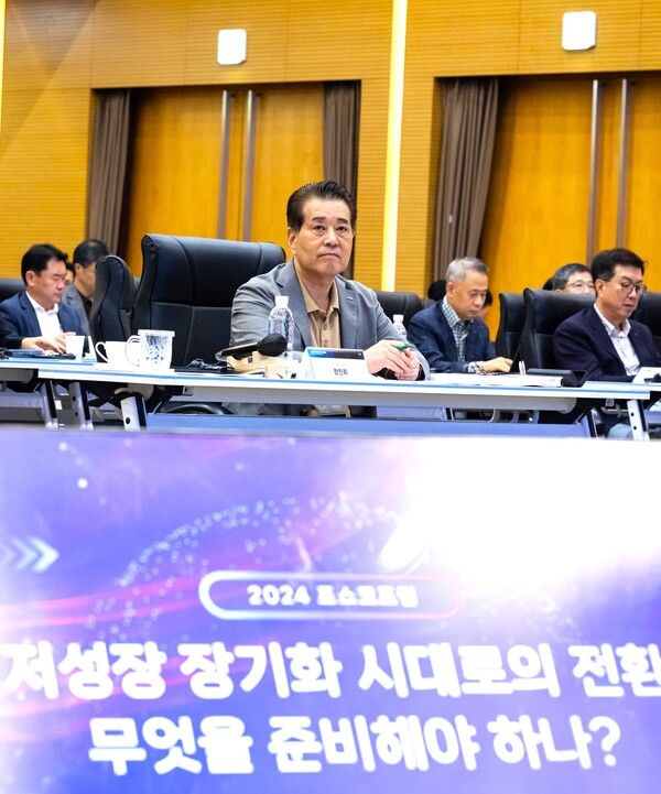 장인화 회장이 '저성장 시대의 장기화 속 대책'에 대한 패널 토론을 경청하고 있다. / 사진=포스코