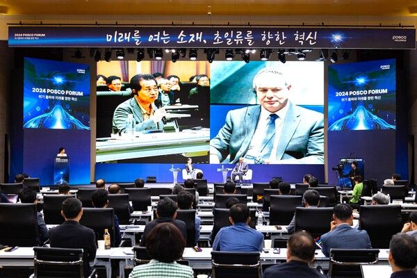 송도 포스코글로벌R&D센터에서 1일 열린 '2024 포스코포럼'에서 장인화 회장이 마크 레너드(Mark Leonard) 유럽외교협회 공동창립자 겸 집행이사와 대화를 나누고 있다. / 사진=포스코