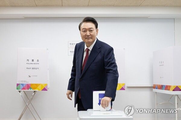 윤석열 대통령이 서울시교육감 보궐선거 투표 날인 16일 서울 용산구 용산공예관 투표소에서 투표하고 있다. 2024.10.16 [대통령실 제공. 재판매 및 DB 금지] [사진=연합뉴스]