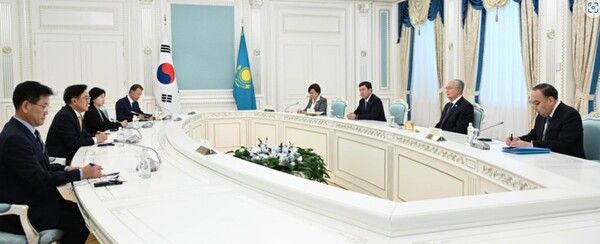 우원식 의장이 토카예프 대통령과 면담하고 있다. 상대측 안쪽부터 쿠스판 아이굴 하원외교국방안보위원장, 코샤노프 예를란 하원의장, 카슴-조마르트 토카예프 대통령, 카즈한 예르잔 대통령실 대외관계 보좌관. 우리측 안쪽부터 조태익 주카자흐스탄 대사, 더불어민주당 송옥주의원, 우원식 국회의장, 더불어민주당 김정호 의원. [사진=의장실 제공]