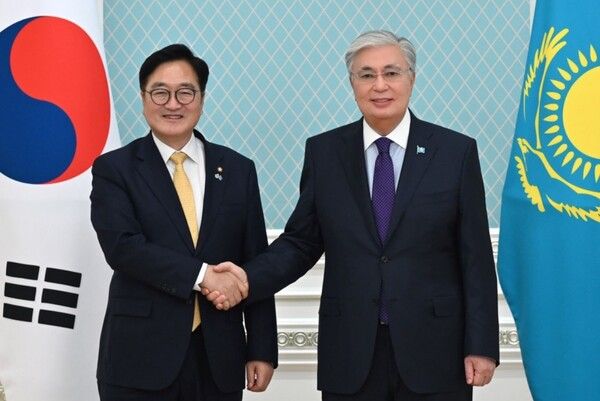 우원식 의장이 카슴-조마르트 토카예프 대통령과 악수하고 있다. [사진=의장실 제공]