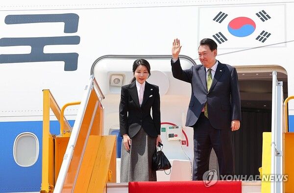 한일 정상회담과 아세안 정상회의 관련 일정을 마친 윤석열 대통령과 부인 김건희 여사가 11일(현지시간) 라오스 비엔티안 왓타이 국제공항에서 귀국하기 전 전용기인 공군 1호기에 올라 손흔들어 인사하고 있다. 2024.10.11 [사진=연합뉴스]