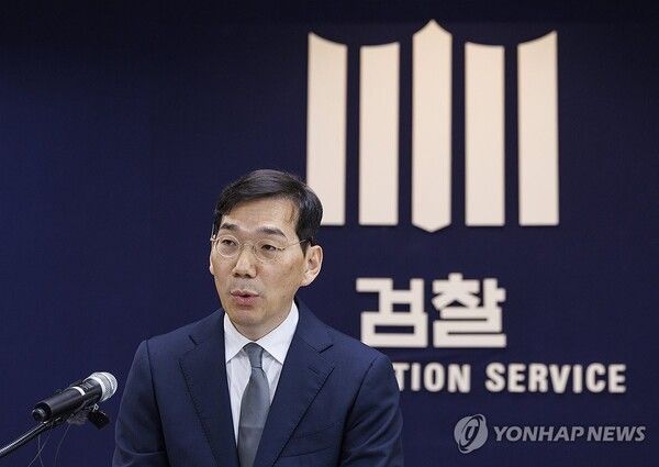 조상원 서울중앙지검 4차장이 17일 오전 서울 서초구 서울중앙지검에서 윤석열 대통령 부인 김건희 여사의 도이치모터스 시세조종 가담 의혹 사건 관련 수사결과를 발표하고 있다. 2024.10.17 [사진=연합뉴스]