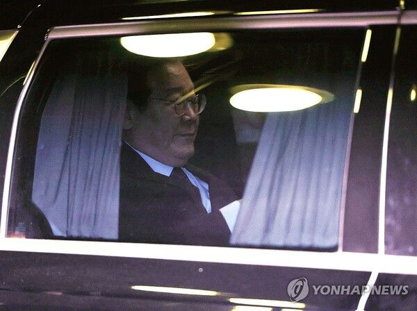 더불어민주당 이재명 대표가 30일 오후 서울 서초구 서울중앙지법에서 열린 위증교사 혐의 관련 1심 결심공판을 마친 뒤 차량에 타고 있다. 2024.9.30 [사진=연합뉴스]