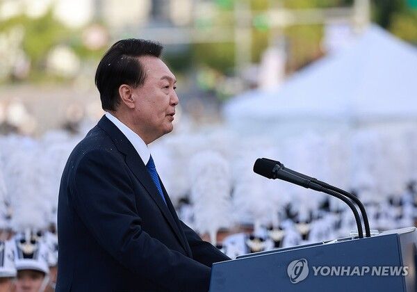 건군 76주년 국군의날 시가행진이 열린 1일 윤석열 대통령이 서울 광화문 월대 앞 무대에서 국군 장병들에게 격려의 말을 하고 있다. 2024.10.1 [사진=연합뉴스]