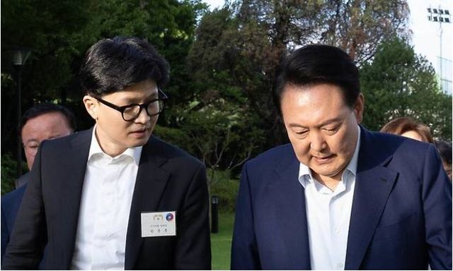 오는 21일 윤석열-한동훈 회동에서 '명태균 악재'와 '김건희 쇄신'이 논의될지 주목된다. 사진은 지난 7월24일 서울 용산 대통령실 청사에서 윤 대통령 초청으로 한동훈 대표 등 신임 지도부와 만찬회동을 했다. [사진=대통령실 제공]