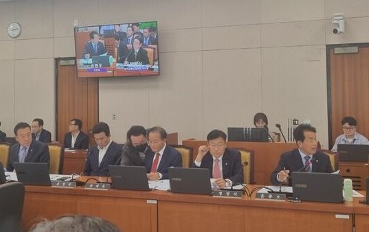 윤종오 진보당 의원이 21일 국회 국토교통위원회 국정감사에서 정용식 한국교통안전공단 이사장에게 질의하고 있다. [사진=김민주 기자]