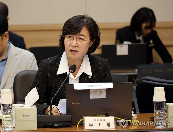 더불어민주당 추미애 의원이 18일 충남 계룡대 해군 본부에서 열린 국회 국방위원회 해군 국정감사에서 김계환 해병대사령관에게 질의하고 있다. 2024.10.18 [사진=연합뉴스]