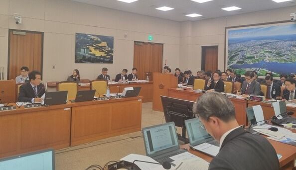 정용식 한국교통안전공단 이사장이&nbsp;21일 국회 국토교통위원회 국정감사에서 윤종오 진보당 의원의 질의에 답하고 있다. [사진=김민주 기자]