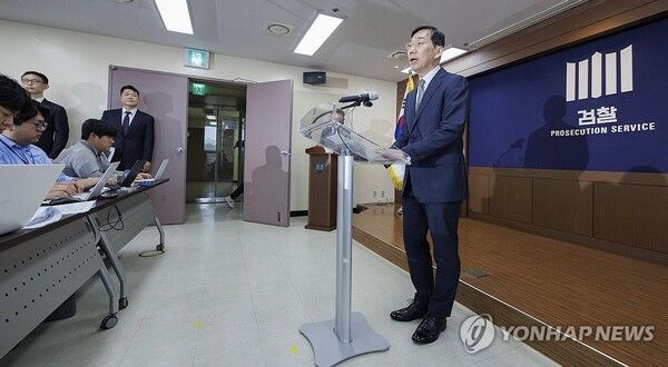 조상원 서울중앙지검 4차장이 17일 오전 서울 서초구 서울중앙지검에서 윤석열 대통령 부인 김건희 여사의 도이치모터스 시세조종 가담 의혹 사건 관련 수사결과를 발표하고 있다.[사진=연합뉴스]