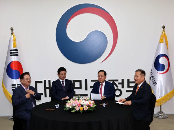우동기(왼쪽부터) 지방시대위원장, 이철우 경북도지사, 홍준표 대구시장, 이상민 행정안전부 장관이 21일 오후 서울 종로구 정부서울청사에서 열린 대구·경북 통합 관련 4자 회동에 참석해 있다. [사진=연합뉴스]