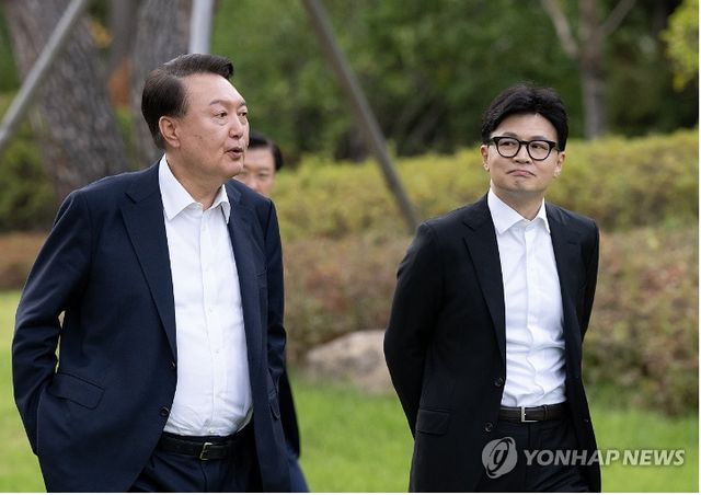 윤석열 대통령이 21일 서울 용산 대통령실에서 국민의힘 한동훈 대표를 만나 10분간 산책하며 차담 장소로 이동하고 있다. 이날 한 대표가 제안한 '김건희 여사 해법'에 대해 윤 대통령은 즉답을 하지 않은 것으로 알려졌다. [사진=대통령실 제공]