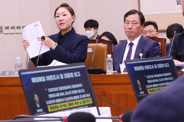 김건희 여사의 '공천개입 의혹'을 제기한&nbsp;강혜경&nbsp;씨가 21일 오후 국회에서 열린 법제사법위원회의 대검찰청 대상 국정감사에서 더불어민주당 전현희 의원의 질의에 답하고 있다. [사진=연합뉴스]&nbsp;