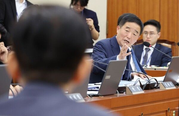 22일 국회 환경노동위원회 국정감사에서 강득구 더불어민주당 의원이 김건희 여사가&nbsp;한국폴리텍대학 교원으로 입사할 때&nbsp;제출한 서류가 허위여서,&nbsp;임용 결정을 취소해야 한다고 주장했다. 사진은 지난 10일 환노위 국정감사에서 강득구 의원이 질의하고 있는 모습. [사진=연합뉴스]