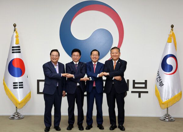 우동기(왼쪽부터) 지방시대위원장, 이철우 경북도지사, 홍준표 대구시장, 이상민 행정안전부 장관이 21일 오후 서울 종로구 정부서울청사에서 열린 대구·경북 통합 관련 4자 회동에서 합의문에 서명 후 기념촬영을 하고 있다.[사진=연합뉴스]