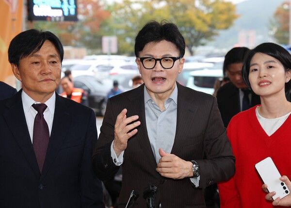 국민의힘&nbsp;한동훈&nbsp;대표(가운데)가 22일 오후 인천 강화군 강화풍물시장을 방문, 10·16 재보궐선거에서 당선한 박용철 강화군수와 함께 시민들에게 당선 감사 인사를 하고 있다. [사진=연합뉴스]