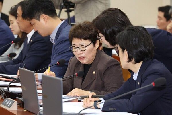 22일 환노위 국감에서 임이자 국민의힘 의원이 두드러진 활약을 보였다. 사진은 임이자 의원(가운데)이 국회 환경노동위원회 전체회의에서 다른 의원과 대화하고 있는 모습. [사진=연합뉴스]