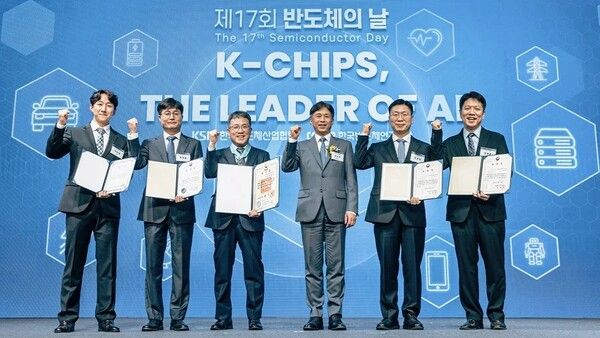 (왼쪽부터) 이진희(HBM 수율개선), 방유봉(장비통합기술) 팀장, 최준기 부사장(이천FAB 담당), 곽노정 사장, 정춘석(Leading HBM Design), 양명훈(Mobile검증) 팀장 [사진=SK하이닉스]