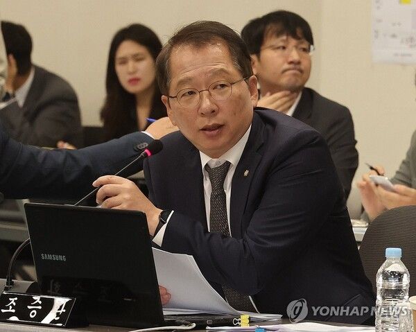 국민의힘 조승환 의원이 22일 부산 연제구 부산시청에서 열린 국회 행정안전위원회의 부산시에 대한 국정감사에서 질의하고 있다.[사진=연합뉴스]