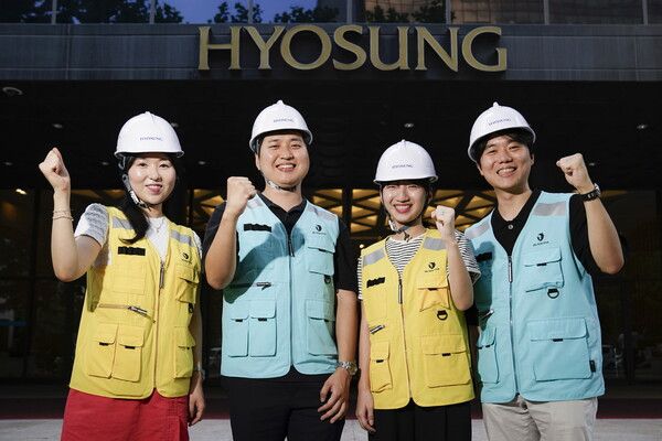 효성 본사 앞에서 임직원들이 안전조끼를 입고 촬영을 하고 있다. [사진=효성]