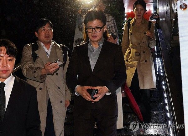 국민의힘 한동훈 대표가 22일 오후 서울 여의도의 한 식당에서 국민의힘 의원들과 만찬 회동을 마치고 나오고 있다. 2024.10.22 [사진=연합뉴스]