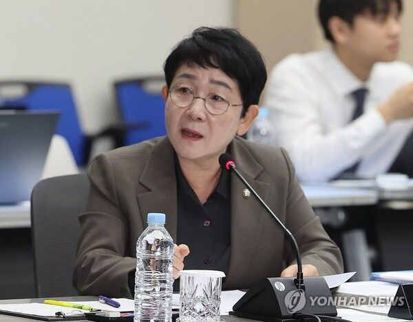 더불어민주당 박정현 의원이 22일 부산 연제구 부산시청에서 열린 국회 행정안전위원회의 부산시에 대한 국정감사에서 질의하고 있다.[사진=연합뉴스]