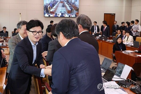 국민의힘 한동훈 대표가 24일 오후 국정감사가 열리고 있는 국회 상임위를 방문해 여야 의원들을 격려하고 있다. 2024.10.24 [사진=연합뉴스]