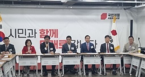국민의힘 수도권비전특별위원회는 23일 수도권 당협위원장과의 간담회를 가졌다.&nbsp;원외당협위원장협의회장인 김종혁 최고위원(왼쪽에서 세번째)이 발언하고 있다. 오신환 수도권비전특위 위원장은 김 최고위원 오른쪽에 앉아 있다. [사진=김민주 기자]