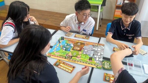 광양 다압중학교에서 상상이상 사이언스 과학교실에 참여하는 모습. [사진=포스코]&nbsp;