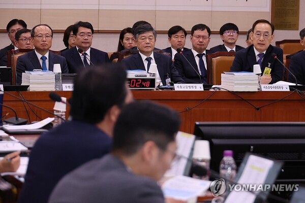 김정중 서울중앙지방법원장(맨 오른쪽)이 22일 오전 서울 여의도 국회에서 열린 법제사법위원회의 서울고법, 서울중앙지법, 수원지법 등에 대한 국정감사에서 위원 질의에 답변하고 있다. [사진=연합뉴스]