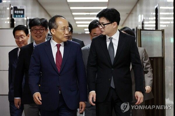 윤석열 대통령과의 면담을 앞둔 국민의힘 한동훈 대표가 추경호 원내대표를 비롯한 당 지도부와 함께 21일 오전 서울 여의도 국회에서 열린 최고위원회의에 참석하고 있다. 2024.10.21 [사진=연합뉴스]