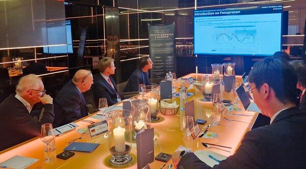 미국·유럽 소화기 전문의들이 펙수클루 최신지견을 공유하고 있다. [사진=대웅제약]