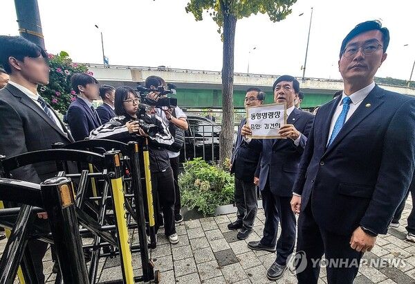 이성윤, 이건태, 장경태 의원 등 국회 법제사법위원회 소속 더불어민주당 의원들이 21일 서울 용산구 대통령 관저 인근에서 김건희 여사에 대한 국회 법제사법위원회의 동행명령장을 전달하기 위해 이동하던 중 경찰에 가로막혀 있다. 2024.10.21 [사진=연합뉴스]
