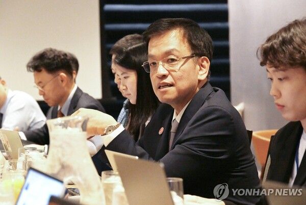 [사진= 최상목 부총리 겸 기획재정부 장관이 24일(현지시간) 주요 20개국(G20) 재무장관회의 참석차 방문한 미국 워싱턴D.C.에서 국내 기자단과 간담회를 갖고 있다. (연합뉴스 제공)]