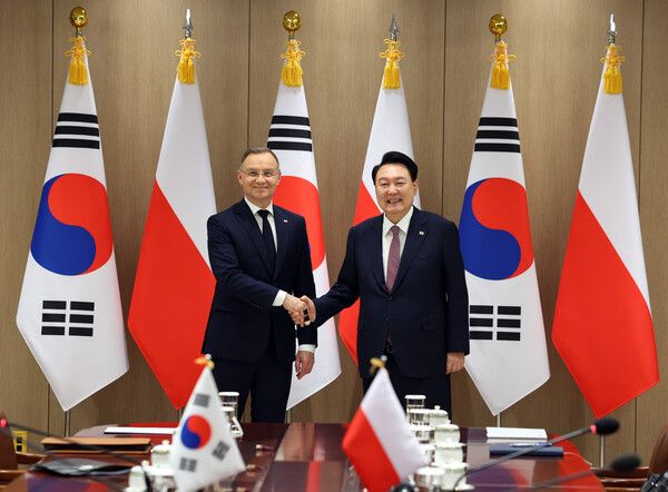 윤석열&nbsp;대통령이 24일 서울 용산 대통령실에서 열린 한·폴란드 확대 정상회담에서 안제이 두다 폴란드 대통령과 악수하며 기념 촬영을 하고 있다. [사진=대통령실 제공]