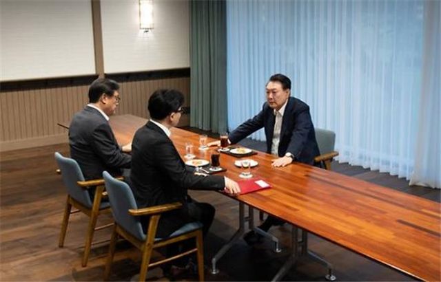 '의전 홀대' 논란을 불러일으켰던 21일 윤석열 대통령과 한동훈 대표 용산 회동. 이날 한 대표는 '특별감찰관 추진'할 것임을 윤 대통령에게 밝혔다. [사진=대통령실 제공]