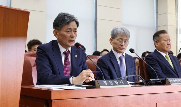 25일 오전 서울 여의도 국회에서 열린 행정안전위원회의 행정안전부, 중앙선거관리위원회, 경찰청 등의 종합국정감사에 출석한 조지호 경철청장(왼쪽)이 의원 질의에 답변하고 있다. [사진=연합뉴스]