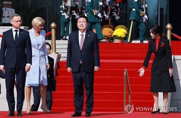 윤석열 대통령의 부인 김건희 여사가 24일 서울 용산 대통령실 앞 잔디마당에서 열린 안제이 두다 폴란드 대통령 국빈 방한 공식 환영식에서 아가타 코른하우저 두다 여사에게 자리를 안내하고 있다. 2024.10.24 [대통령실통신사진기자단] [사진=연합뉴스]