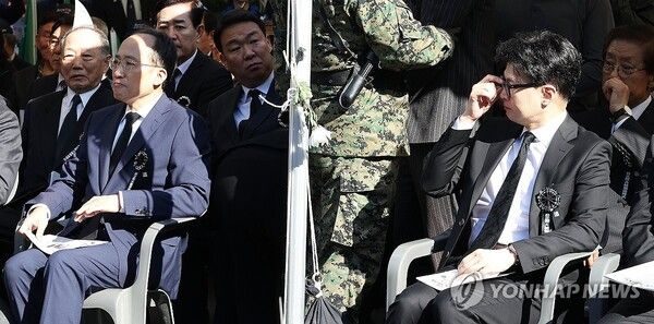 국민의힘 한동훈 대표(오른쪽)와 추경호 원내대표가 26일 오전 서울 동작구 국립서울현충원에서 열린 박정희 전 대통령 서거 45주기 추모식에 참석해 자리하고 있다. 2024.10.26 [사진=연합뉴스]